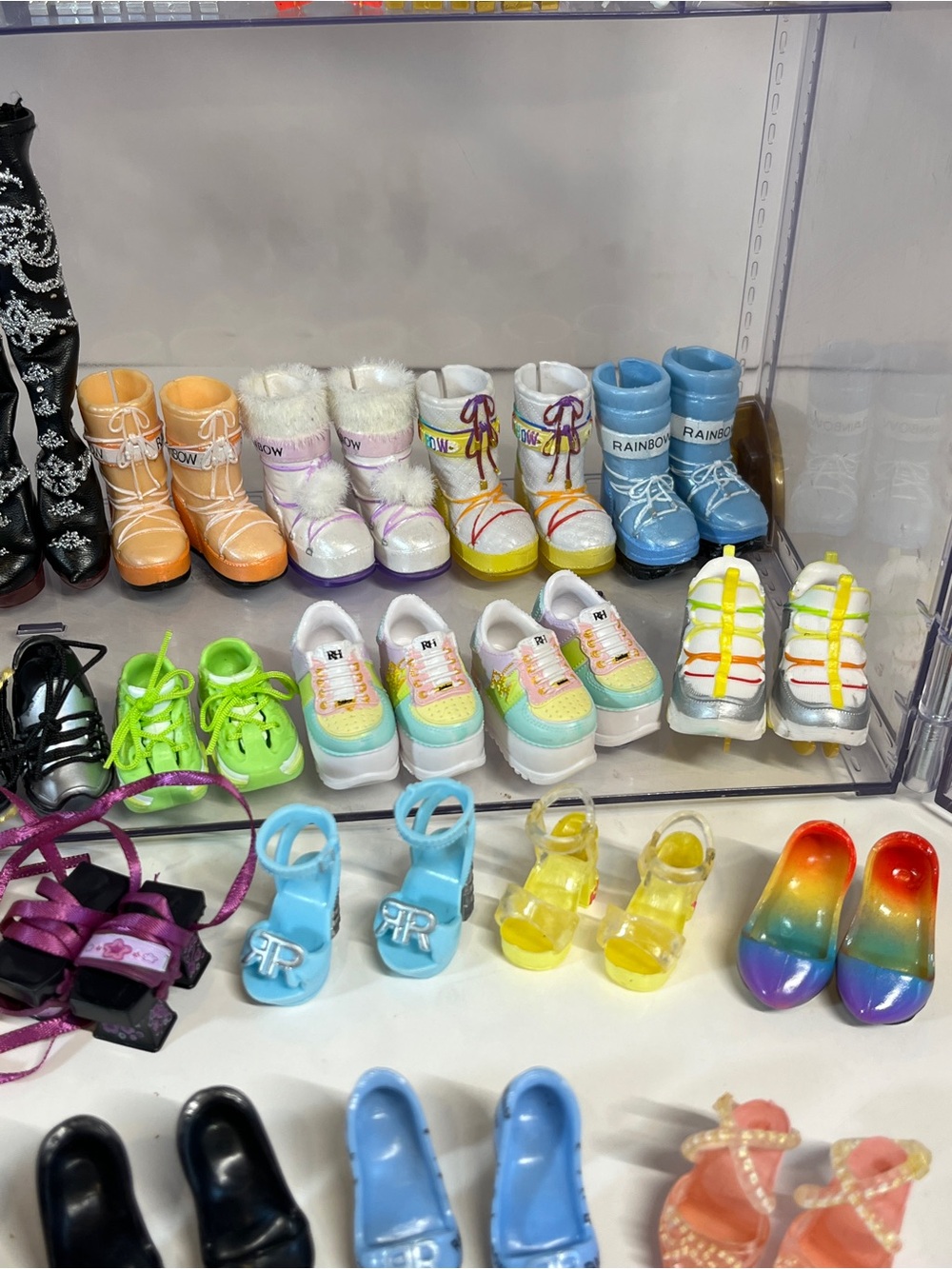 Rainbow High Doll Closet + 26 Pair of Shoes Boots Earrings Deluxe Fashion Lot - Picture 8 of 16